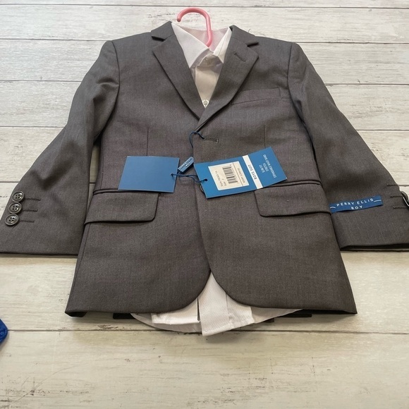 Perry Ellis Little Boy's 5-Piece Shirt, Tie, Jacket, Vest and Pants Suit Set - Picture 2 of 4